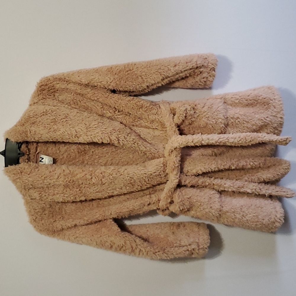 Natori Short Fluffy Belted Robe - Picture 4 of 9